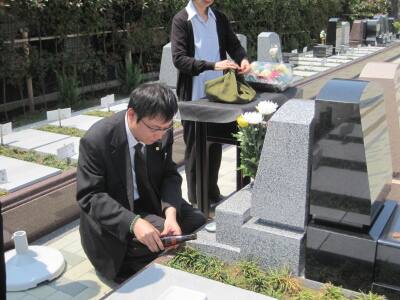 お墓参りをするお墓専門の行政書士